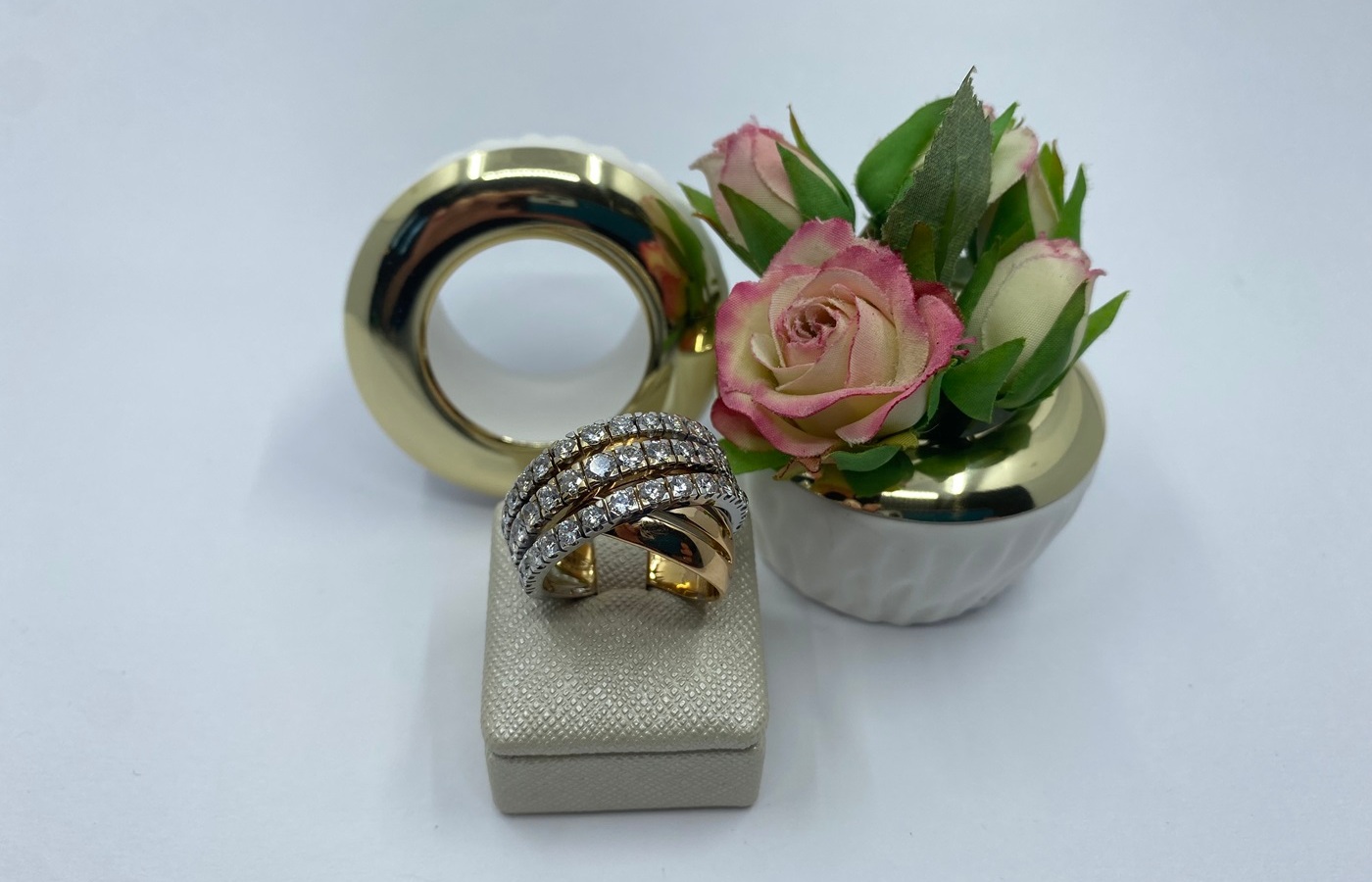 Anello a fascia in oro giallo, bianco e brillanti